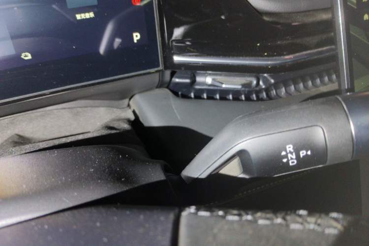 Used Geely Galaxy L6 2024 125km PLUS Dragon Edition Gear Lever