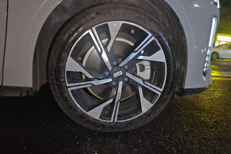 Used Geely Galaxy L6 2024 125km Creative Edition Right Front Wheel Hub