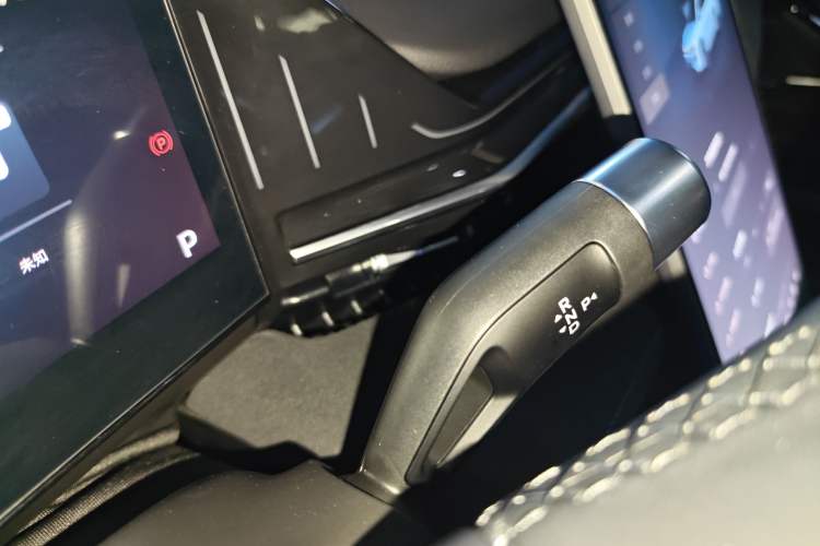 Used Geely Galaxy L6 2024 125km Creative Edition Gear Lever