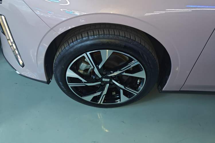 Used Geely Galaxy L6 2024 125km Creative Edition Left Front Wheel Hub