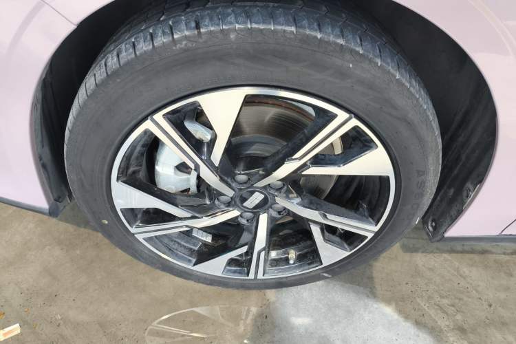 Used Geely Galaxy L6 2024 125km Creative Edition Left Front Wheel Hub