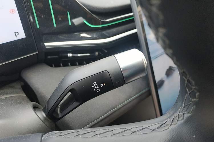 Used Geely Galaxy L6 2024 125km Creative Edition Gear Lever