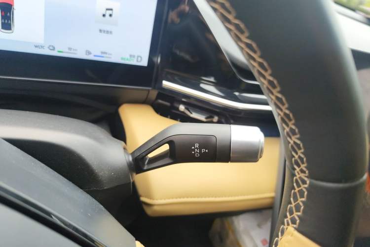 Used Geely Galaxy L6 2024 60km PLUS Dragon Edition Gear Lever