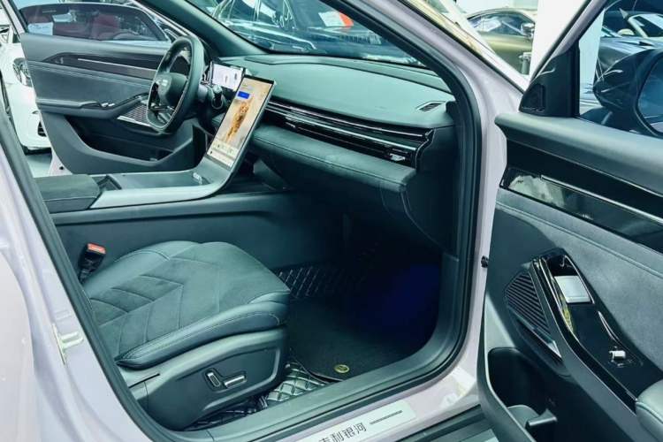 Used Geely Galaxy L6 2024 125km Creative Edition Interior 9