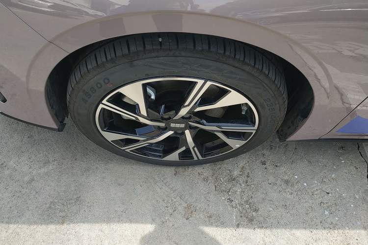 Used Geely Galaxy L6 2024 125km Creative Edition Left Front Wheel Hub