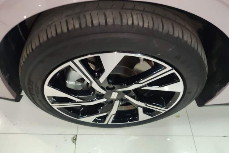 Used Geely Galaxy L6 2024 125km Creative Edition Left Front Wheel Hub
