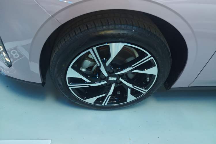 Used Geely Galaxy L6 2024 125km Creative Edition Left Front Wheel Hub