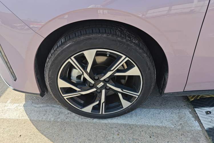 Used Geely Galaxy L6 2024 125km Creative Edition Left Front Wheel Hub