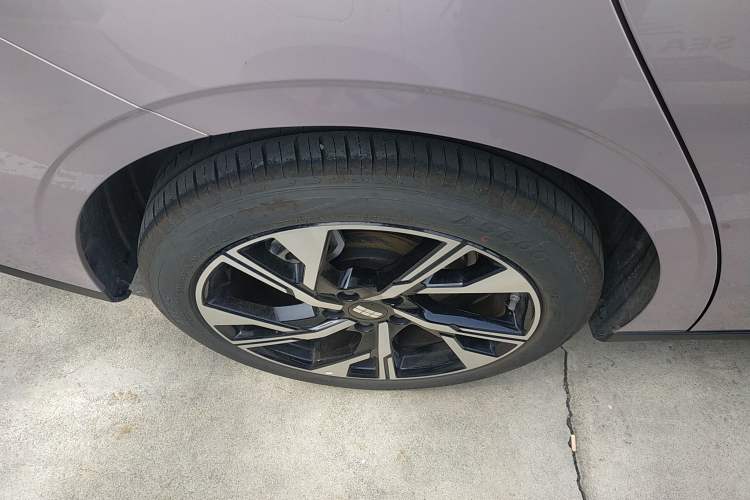 Used Geely Galaxy L6 2024 125km Creative Edition Right Rear Wheel Hub