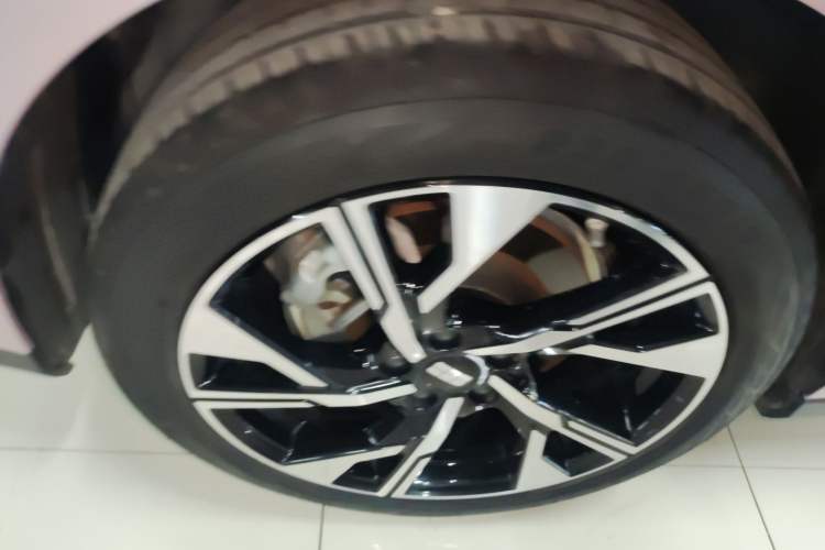Used Geely Galaxy L6 2024 125km Creative Edition Right Rear Wheel Hub