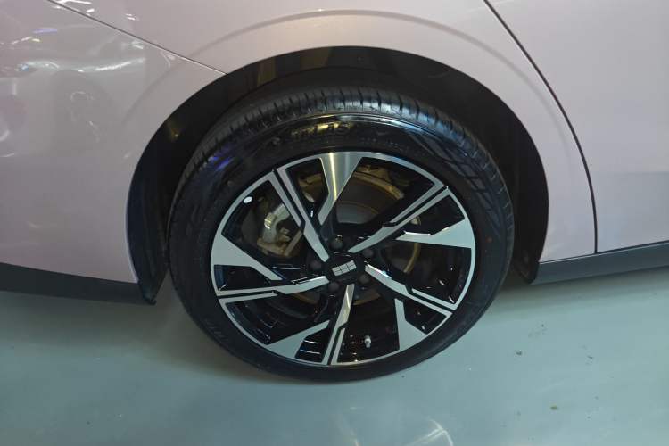 Used Geely Galaxy L6 2024 125km Creative Edition Right Rear Wheel Hub