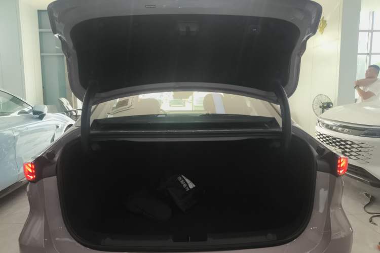 Used Geely Galaxy L6 2024 125km Creative Edition Trunk
