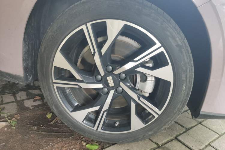 Used Geely Galaxy L6 2024 125km Creative Edition Right Front Wheel Hub