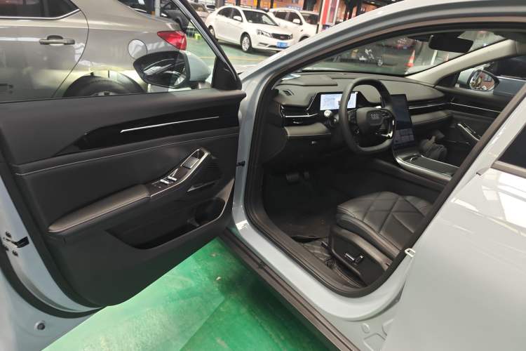 Used Geely Galaxy L6 2024 125km PLUS Dragon Edition Driver Seat