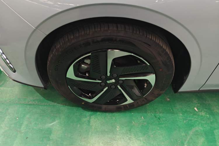 Used Geely Galaxy L6 2024 125km PLUS Dragon Edition Exterior 3
