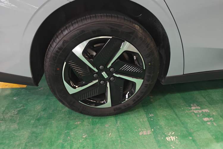 Used Geely Galaxy L6 2024 125km PLUS Dragon Edition Exterior 4