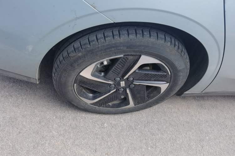 Used Geely Galaxy L6 2024 125km PLUS Dragon Edition Exterior 5