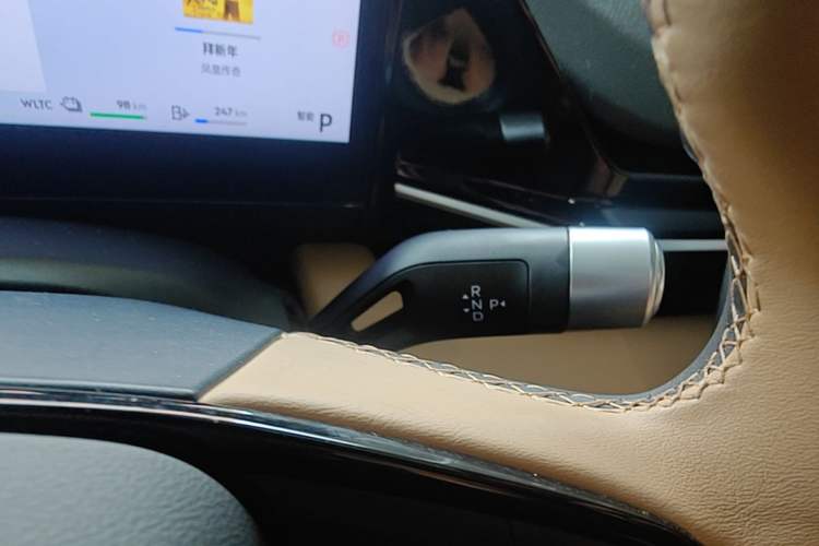 Used Geely Galaxy L6 2024 125km PLUS Dragon Edition Gear Lever