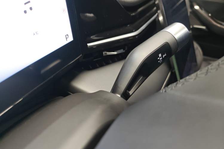 Used Geely Galaxy L6 2024 125km PLUS Dragon Edition Gear Lever
