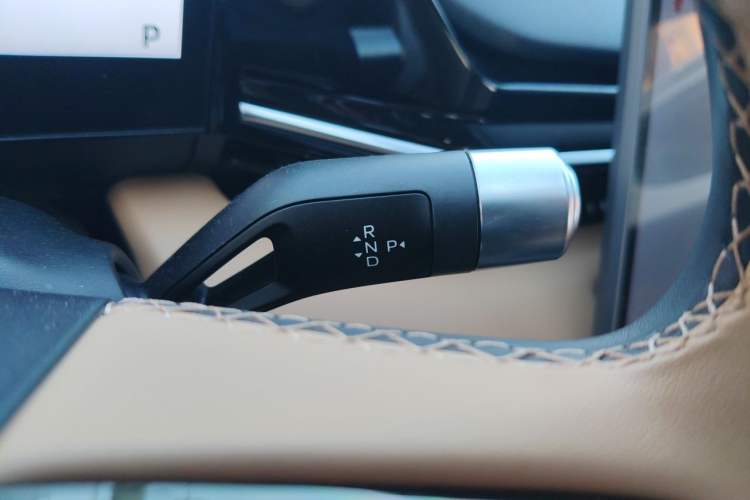 Used Geely Galaxy L6 2024 125km PLUS Dragon Edition Gear Lever