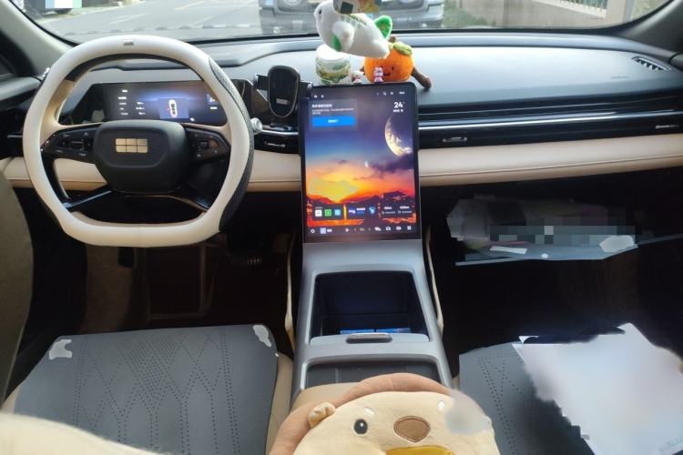 Used Geely Galaxy L6 2024 125km PLUS Dragon Edition Interior 2