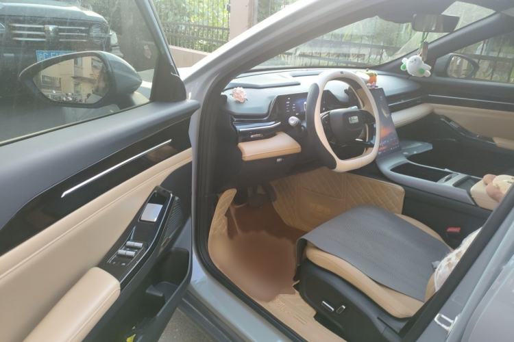 Used Geely Galaxy L6 2024 125km PLUS Dragon Edition Interior 3