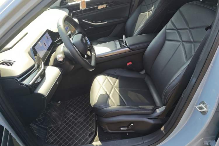 Used Geely Galaxy L6 2024 125km PLUS Dragon Edition Left Front Seat