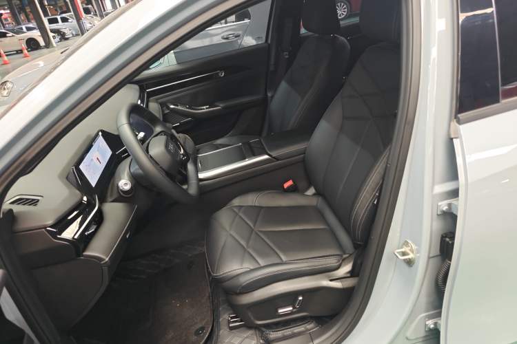 Used Geely Galaxy L6 2024 125km PLUS Dragon Edition Left Front Seat
