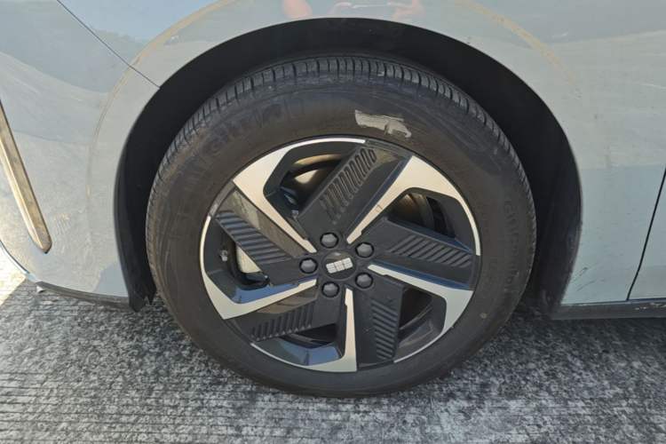 Used Geely Galaxy L6 2024 125km PLUS Dragon Edition Left Front Wheel Hub