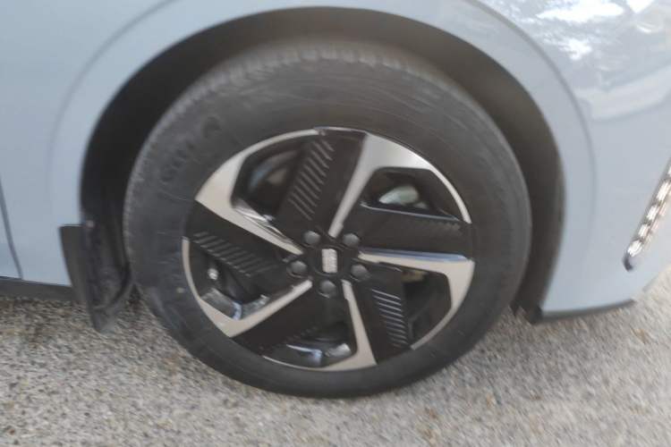 Used Geely Galaxy L6 2024 125km PLUS Dragon Edition Right Front Wheel Hub