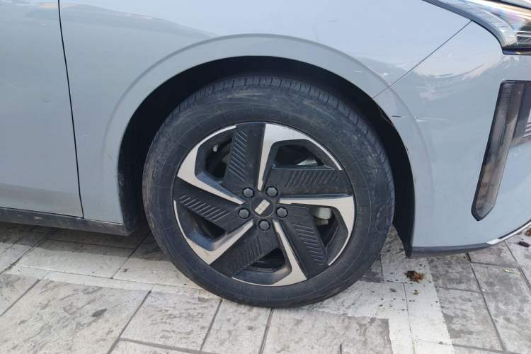Used Geely Galaxy L6 2024 125km PLUS Dragon Edition Right Front Wheel Hub