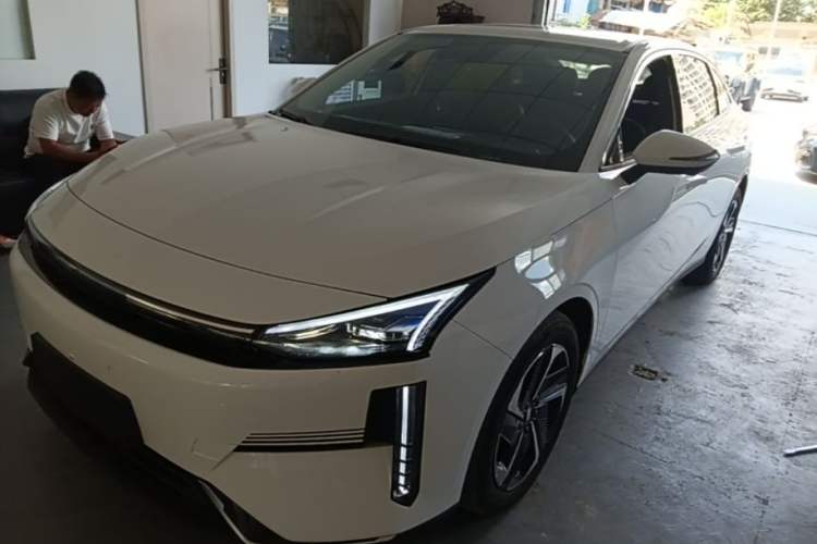 Geely Galaxy L6 2024 60km PLUS Dragon Edition