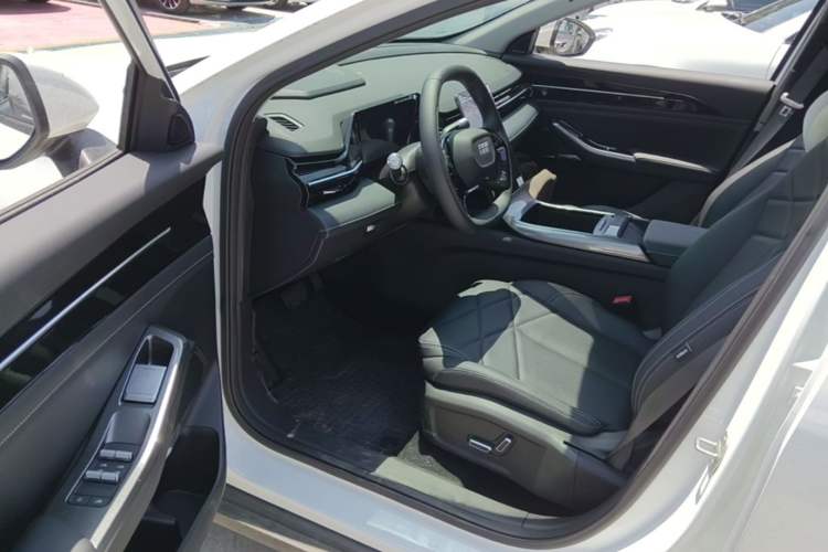 Used Geely Galaxy L6 2024 125km PLUS Dragon Edition Driver Seat