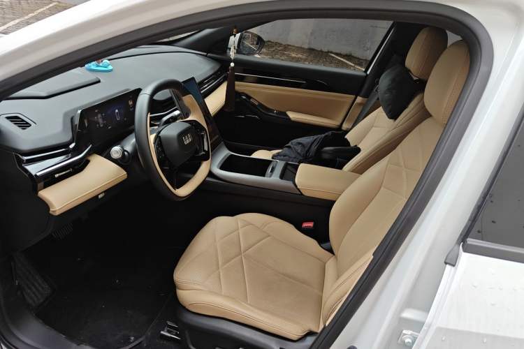 Used Geely Galaxy L6 2024 125km PLUS Dragon Edition Driver Seat