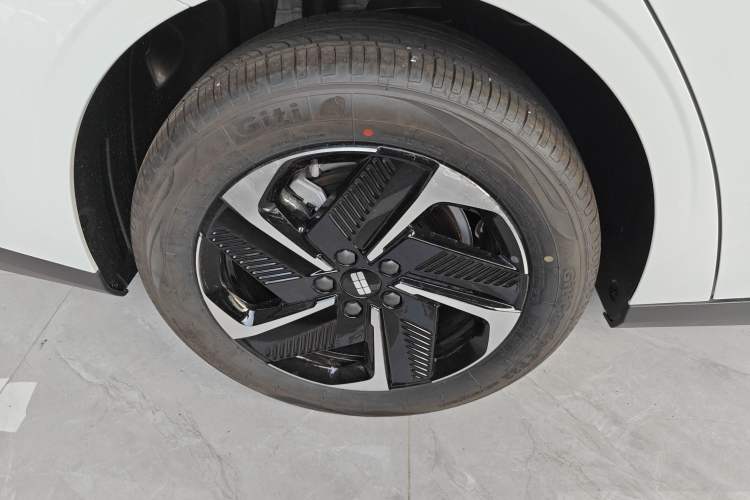 Used Geely Galaxy L6 2024 125km PLUS Dragon Edition Exterior 3
