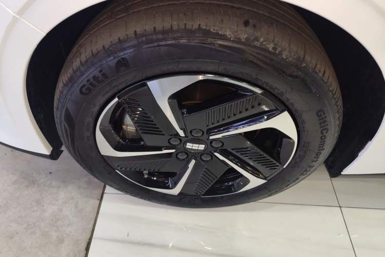 Used Geely Galaxy L6 2024 125km PLUS Dragon Edition Exterior 4