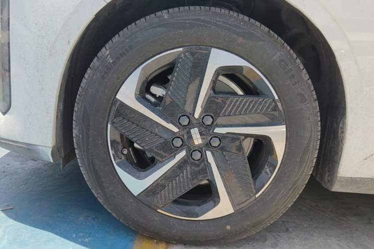 Used Geely Galaxy L6 2024 125km PLUS Dragon Edition Exterior 4