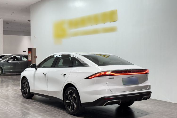 Used Geely Galaxy L6 2024 125km PLUS Dragon Edition Exterior 4