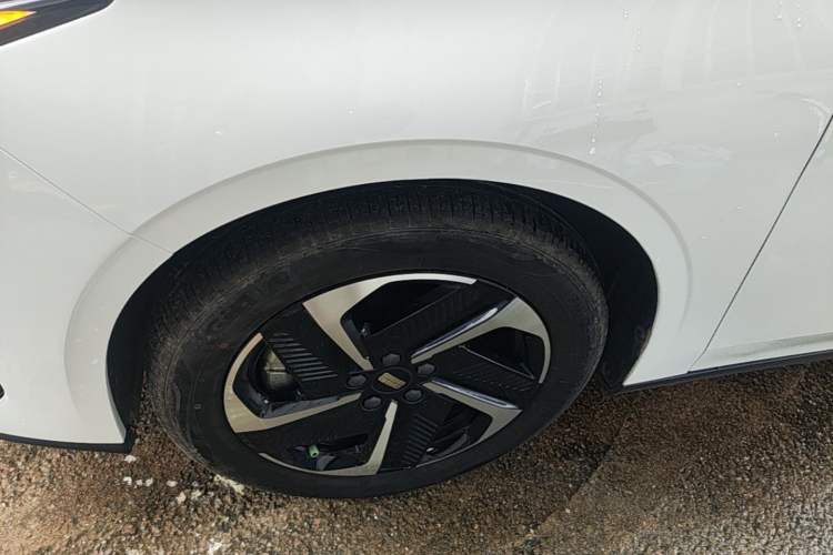 Used Geely Galaxy L6 2024 60km PLUS Dragon Edition Exterior 4
