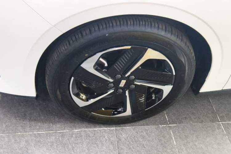 Used Geely Galaxy L6 2024 125km PLUS Dragon Edition Exterior 4
