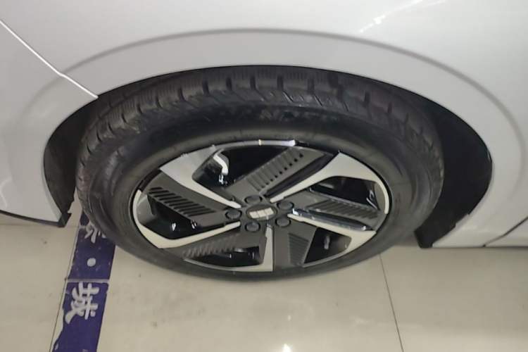 Used Geely Galaxy L6 2024 125km PLUS Dragon Edition Exterior 4