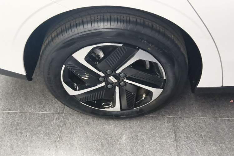 Used Geely Galaxy L6 2024 125km PLUS Dragon Edition Exterior 5