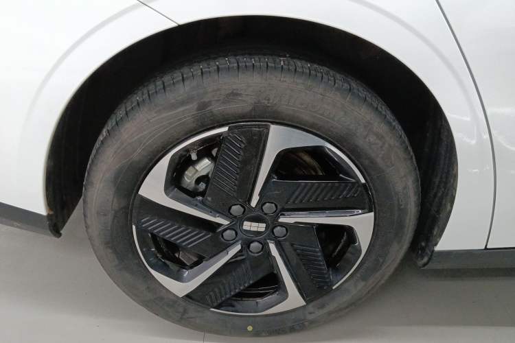Used Geely Galaxy L6 2024 125km PLUS Dragon Edition Exterior 5