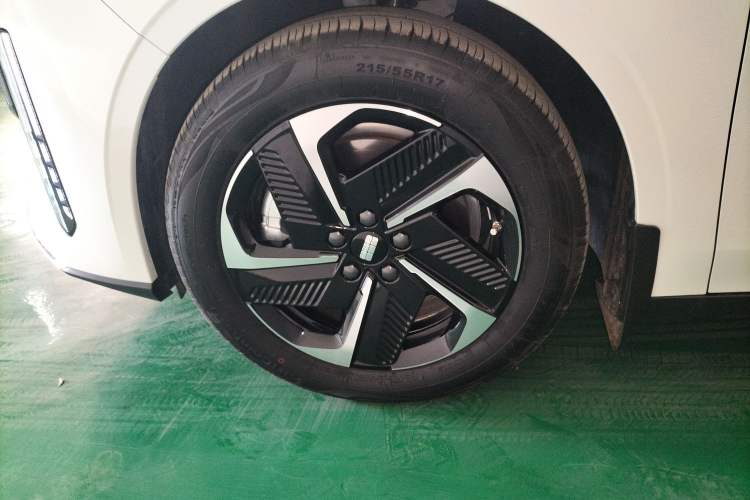 Used Geely Galaxy L6 2024 125km PLUS Dragon Edition Exterior 7