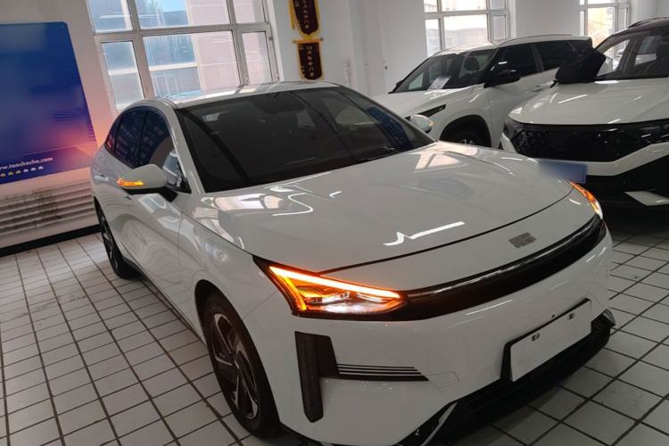 Used Geely Galaxy L6 2024 60km PLUS Dragon Edition Front Right 45 Deg