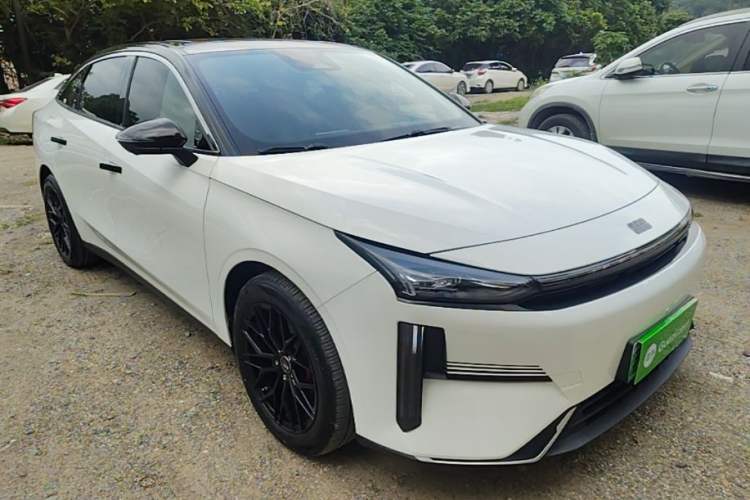 Used Geely Galaxy L6 2024 125km PLUS Dragon Edition Front Right 45 Deg