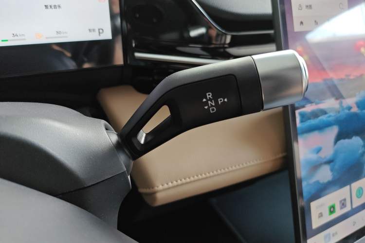 Used Geely Galaxy L6 2024 125km PLUS Dragon Edition Gear Lever