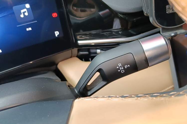 Used Geely Galaxy L6 2024 125km PLUS Dragon Edition Gear Lever
