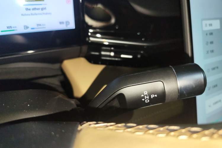 Used Geely Galaxy L6 2024 125km PLUS Dragon Edition Gear Lever