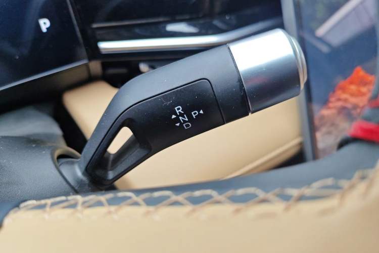 Used Geely Galaxy L6 2024 125km PLUS Dragon Edition Gear Lever